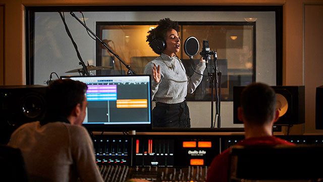 Die Point Blank Music School produziert mit dem Roland VR-50HD ein hochwertiges interaktives Lernprogramm für alle Studenten.