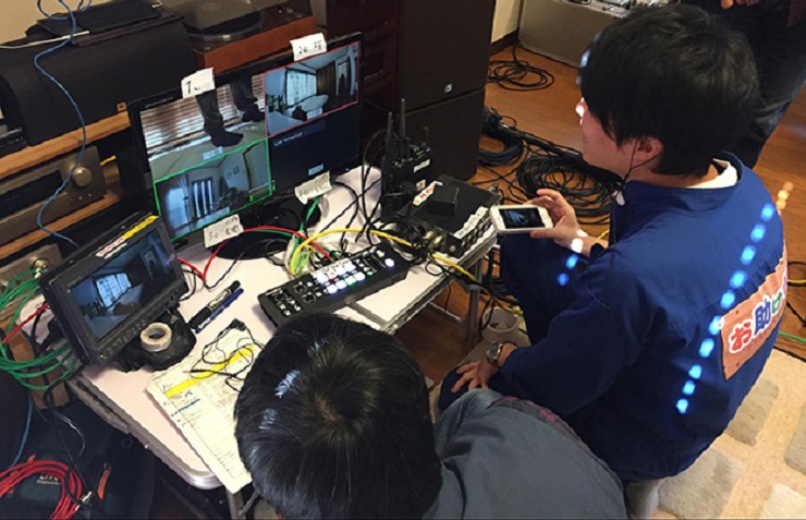 アウトドア用の折りたたみデスクに収まる機材量