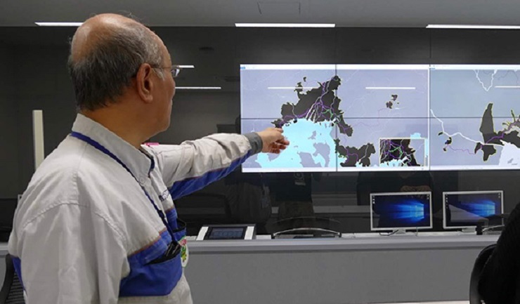 ガラス越しの部屋からも地図上に表示された情報を確認することが出来る