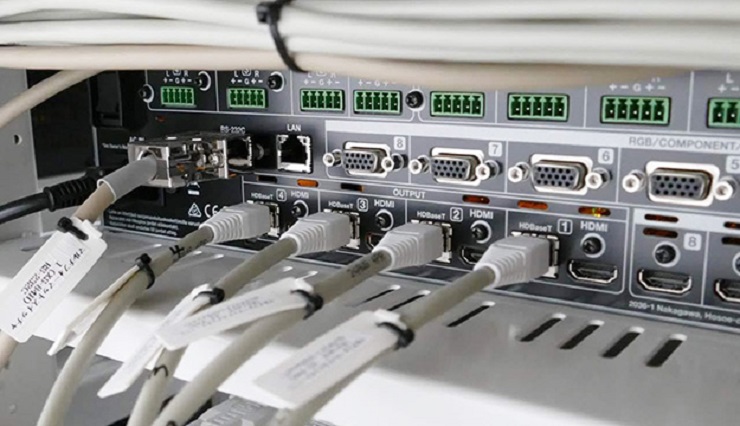 XS-84Hの背面。HDBaseT出力を使用している