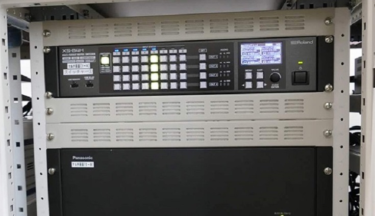 XS-84HとPanasonic ET-MWP100が格納された機材ラック