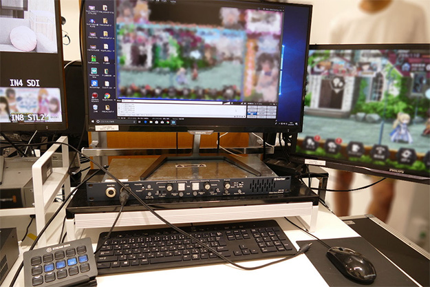 ゲーム画面、カメラ映像、グラフィックなどの素材をXSplitを用いて画面構成している