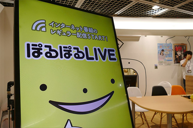 スタジオ前に設置されたモニターから各種情報を発信している