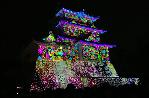 鮮やかに描き出される小田原城天守閣